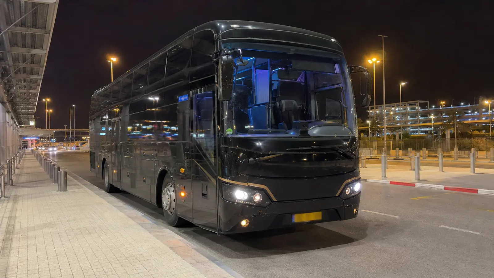 אוטובוס להסעות לילה בנמל התעופה