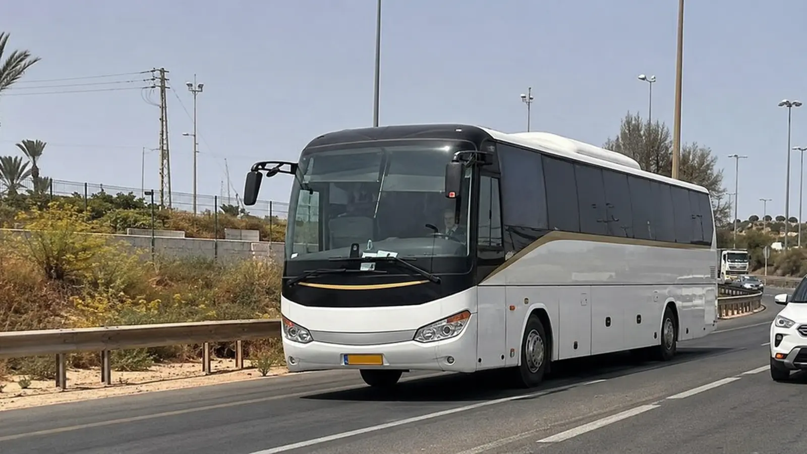 אוטובוס לבן להסעות וטיולים ברחבי הארץ