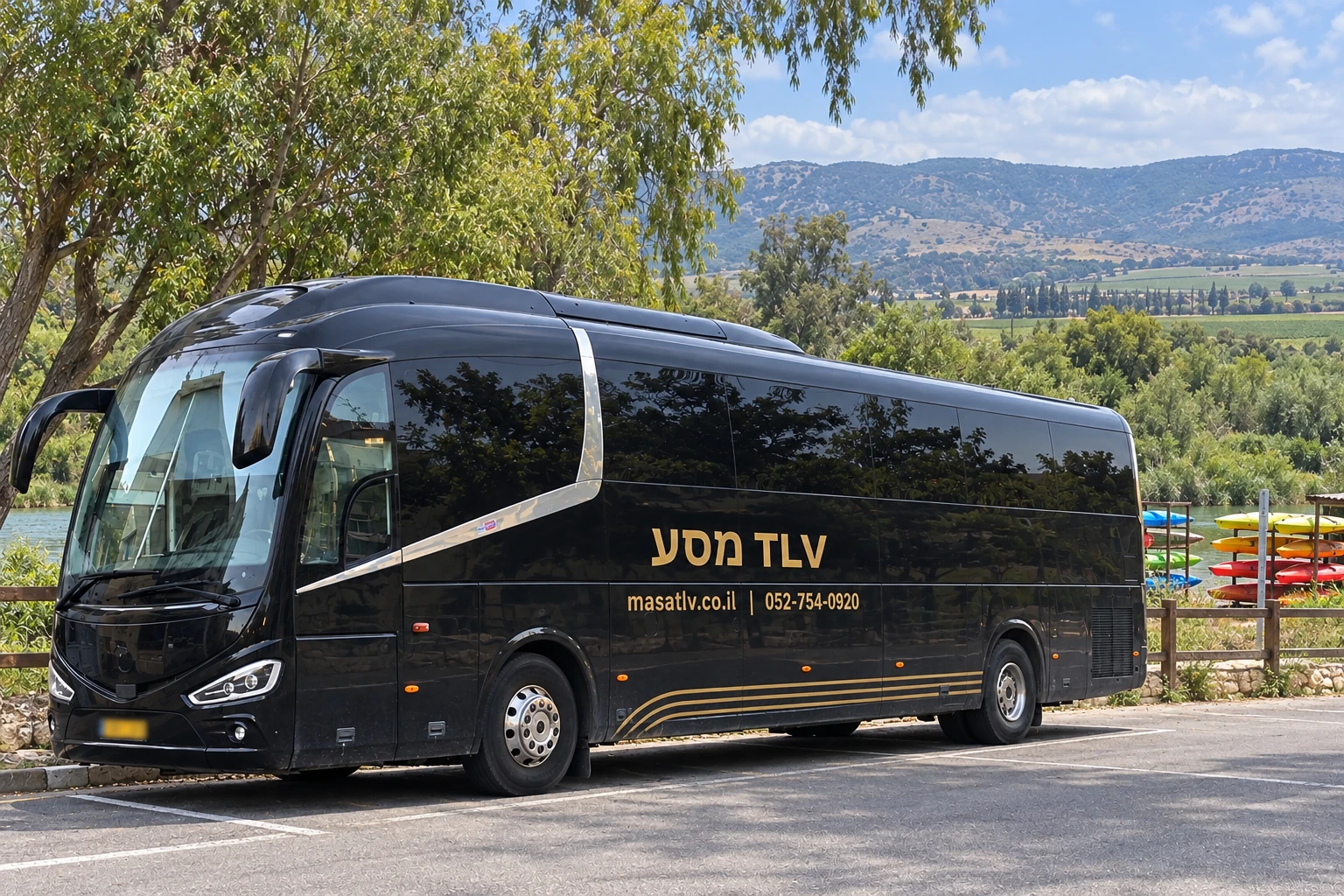 הדמיית אוטובוס מסע TLV שחור באזור קייקי כפר בלום