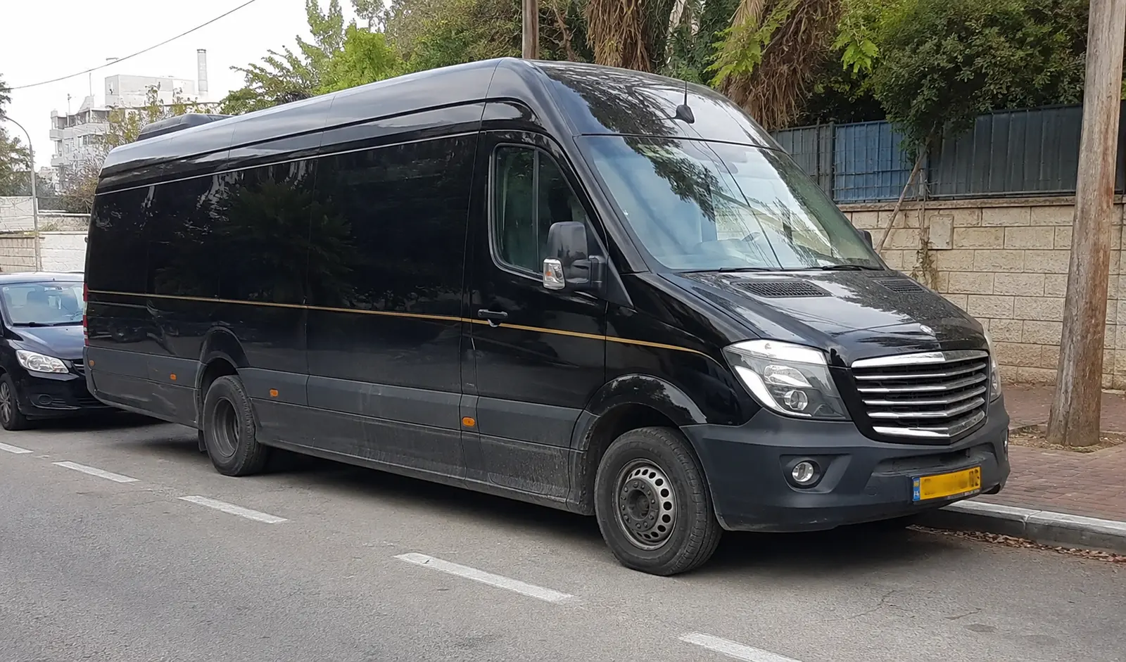 מיניבוס שחור לשירותי הסעות