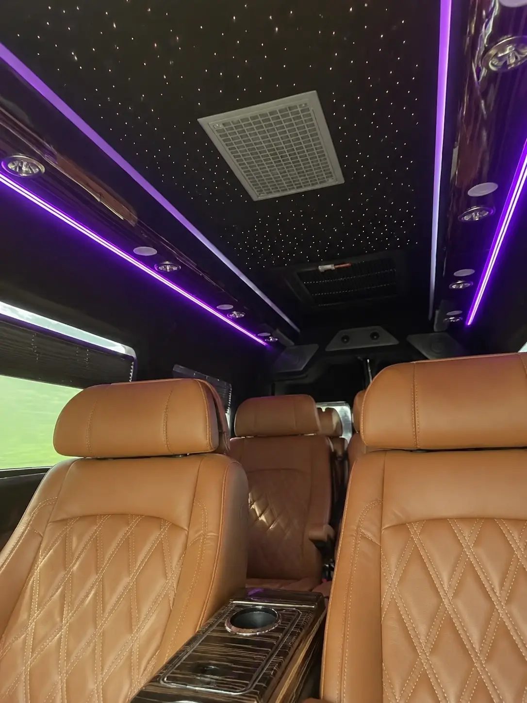 פנים מיניבוס VIP עם תאורת תקרה ומושבי עור