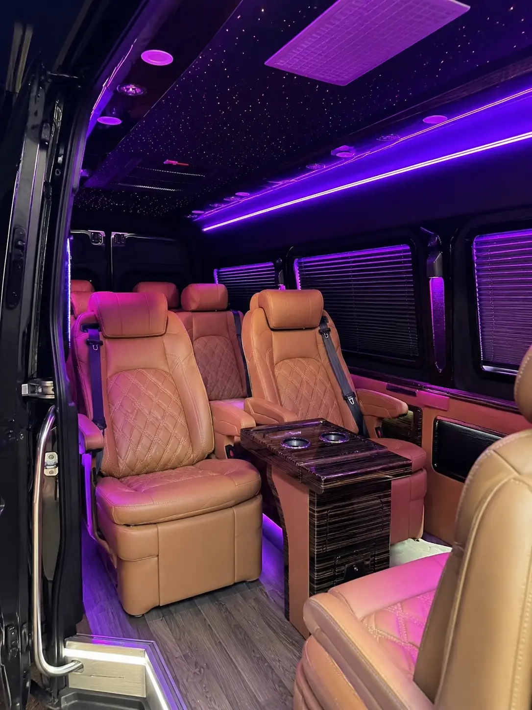 פנים מיניבוס VIP עם מושבי עור ותאורת אווירה