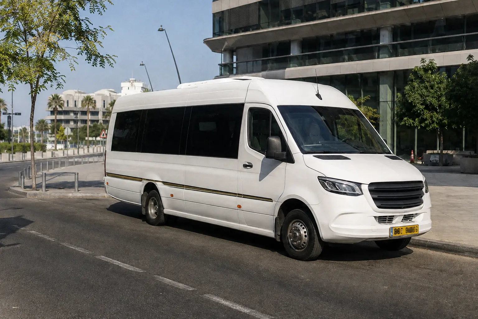 מיניבוס לבן להסעות פרטיות וקבוצות